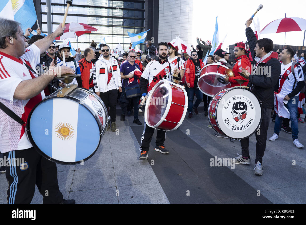 Fans und genießen Sie die Atmosphäre, wie Sie am Paseo de Castellana am Tag ihr Team der Copa CONMEBOL Libertadores zweite Bein abschließenden Spiel sammeln, zwischen River Plate und Boca Juniors, Madrid, Spanien Mit: Atmosphäre Wo: Madrid, Gemeinschaft von Madrid, Spanien Wann: 09 Dec 2018 Credit: Oscar Gonzalez/WENN.com Stockfoto