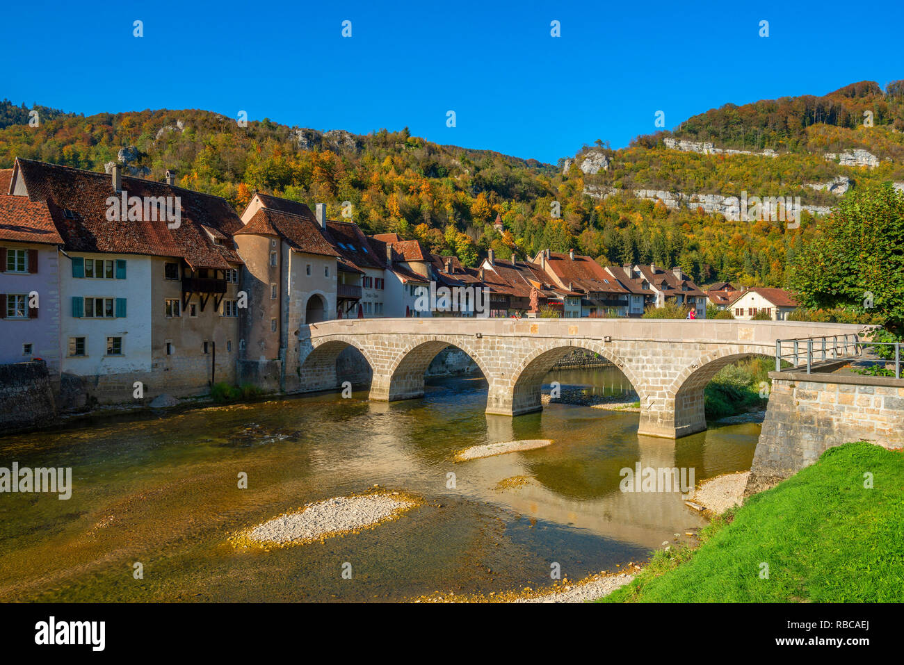 St. Ursanne mit Fluss Doubs, Jura, Schweiz Stockfoto