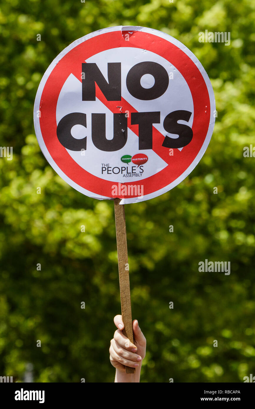 30. Mai 2015. Die Demonstranten gegen die Sparmaßnahmen Plakaten abgebildet sind, die an eine anti-sparmassnahmen Protestmarsch und Kundgebung in Bristol. Stockfoto