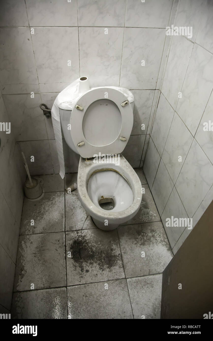 Toilet seat broken Fotos und Bildmaterial in hoher Auflösung Alamy
