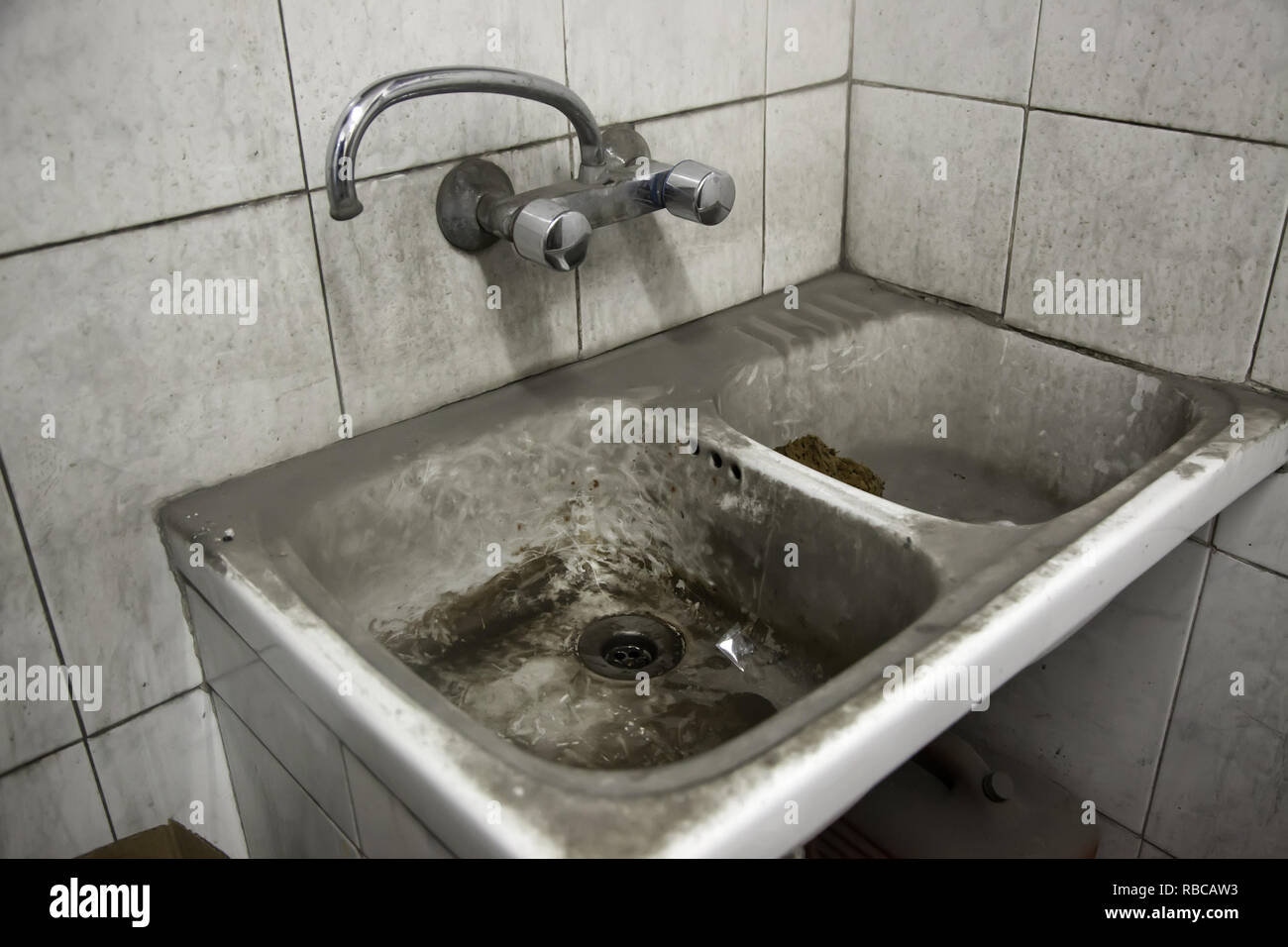 Dreckig und rostig Armaturen in Waschbecken, unhygienisch Stockfoto