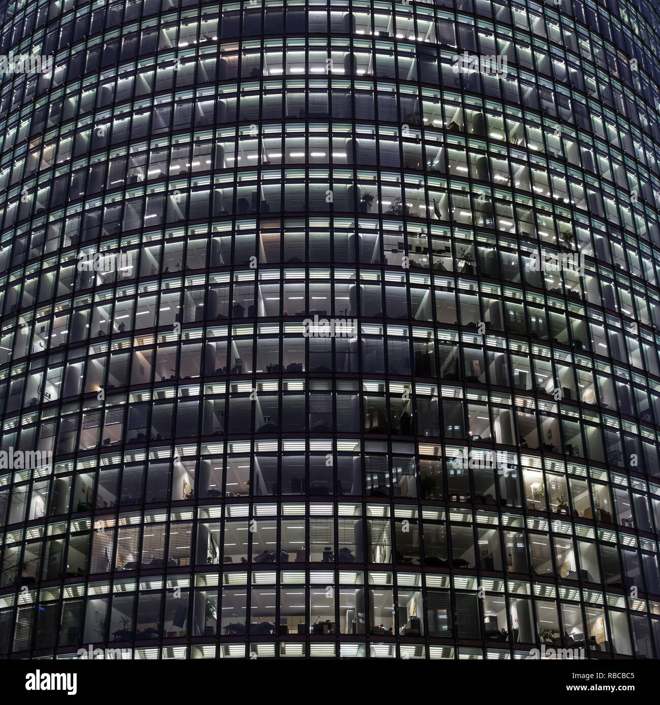 Windows des Bürogebäudes in der Nacht Hintergrund Stockfoto
