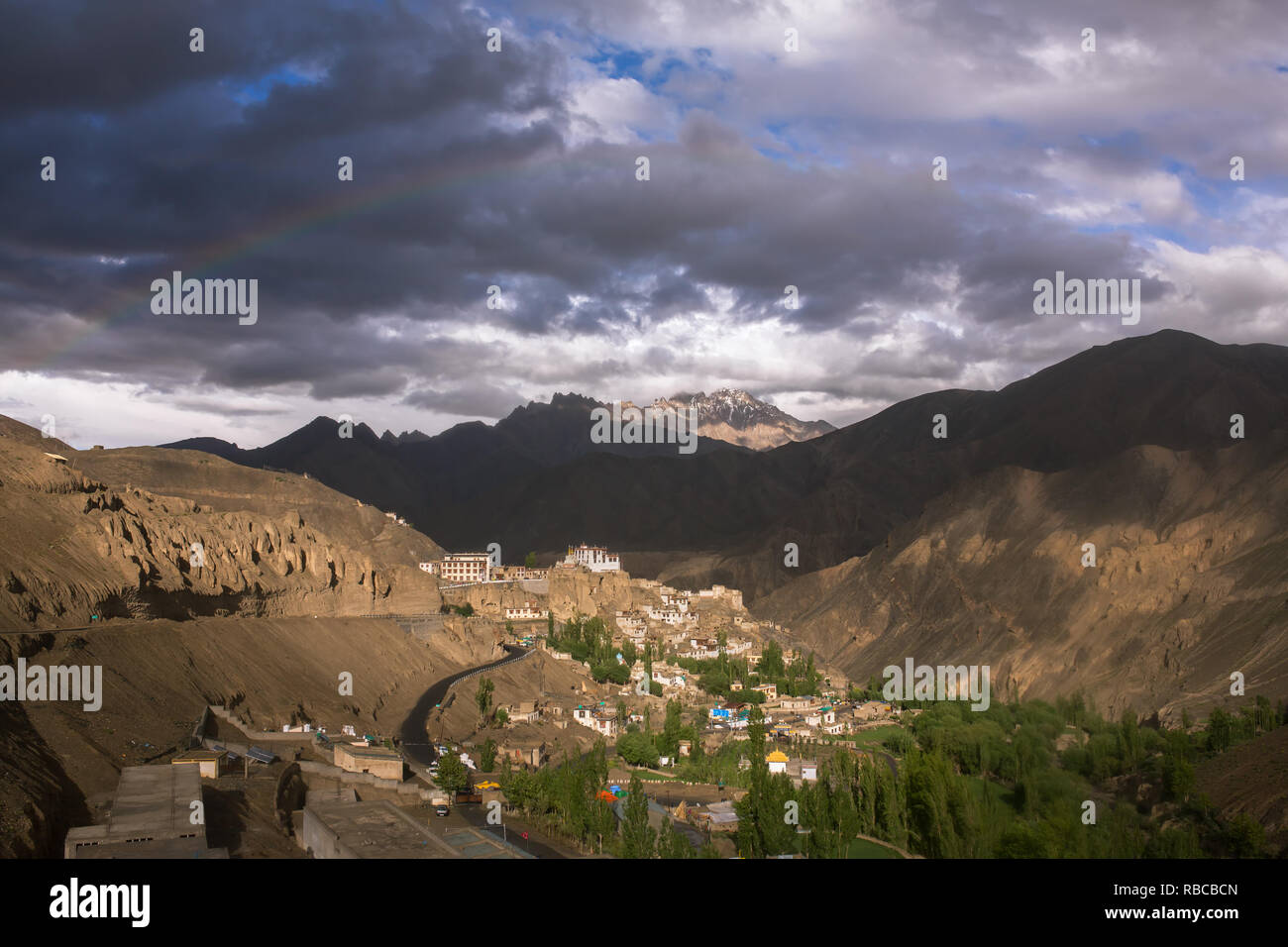 Regenbogen über dem lamayuru Gompa Kloster in Ladakh, Jammu und Kaschmir, Indien Stockfoto