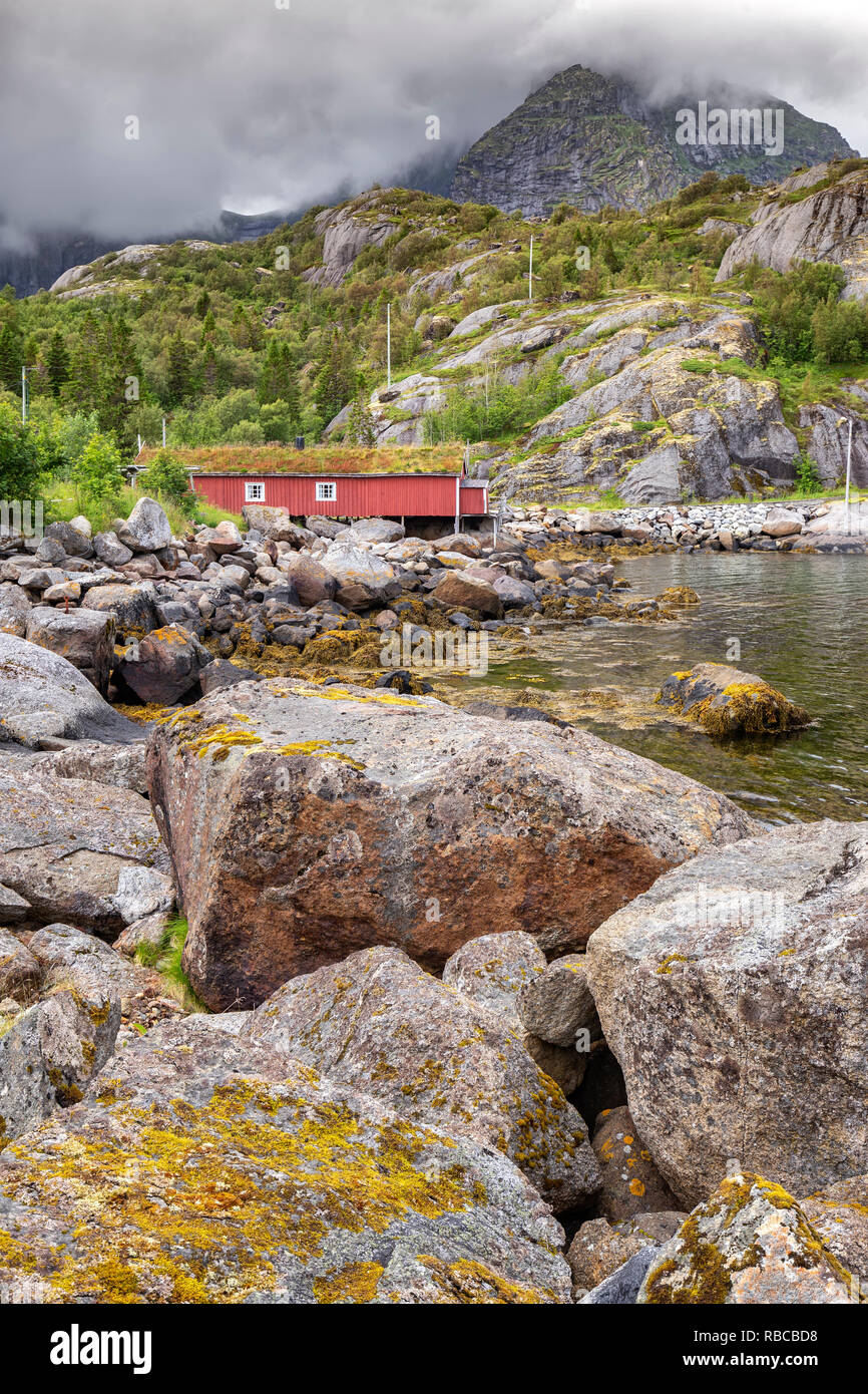 Roten Holzhaus genannt Rorbu an der Lofoten Inseln, Nord Norwegen Stockfoto