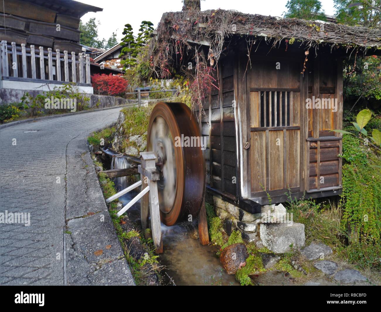 Hypnotisierende Wassermühle in tiefen Japan Stockfoto