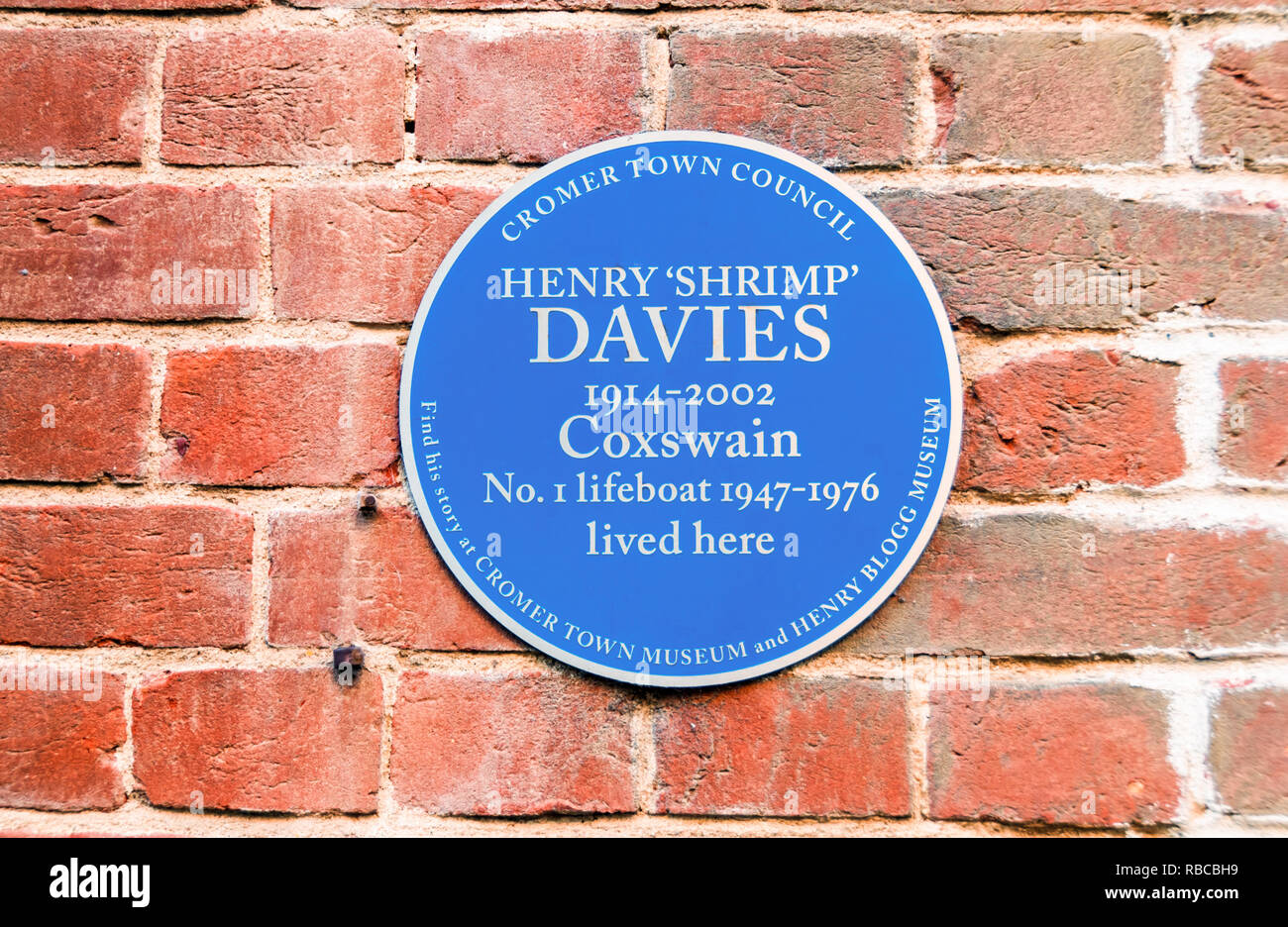 Eine blaue Gedenktafel erinnert an Henry's hrimp' Davies der Steuermann des Cromer Keine 1 rettungsboot von 1947 bis 1976. Stockfoto