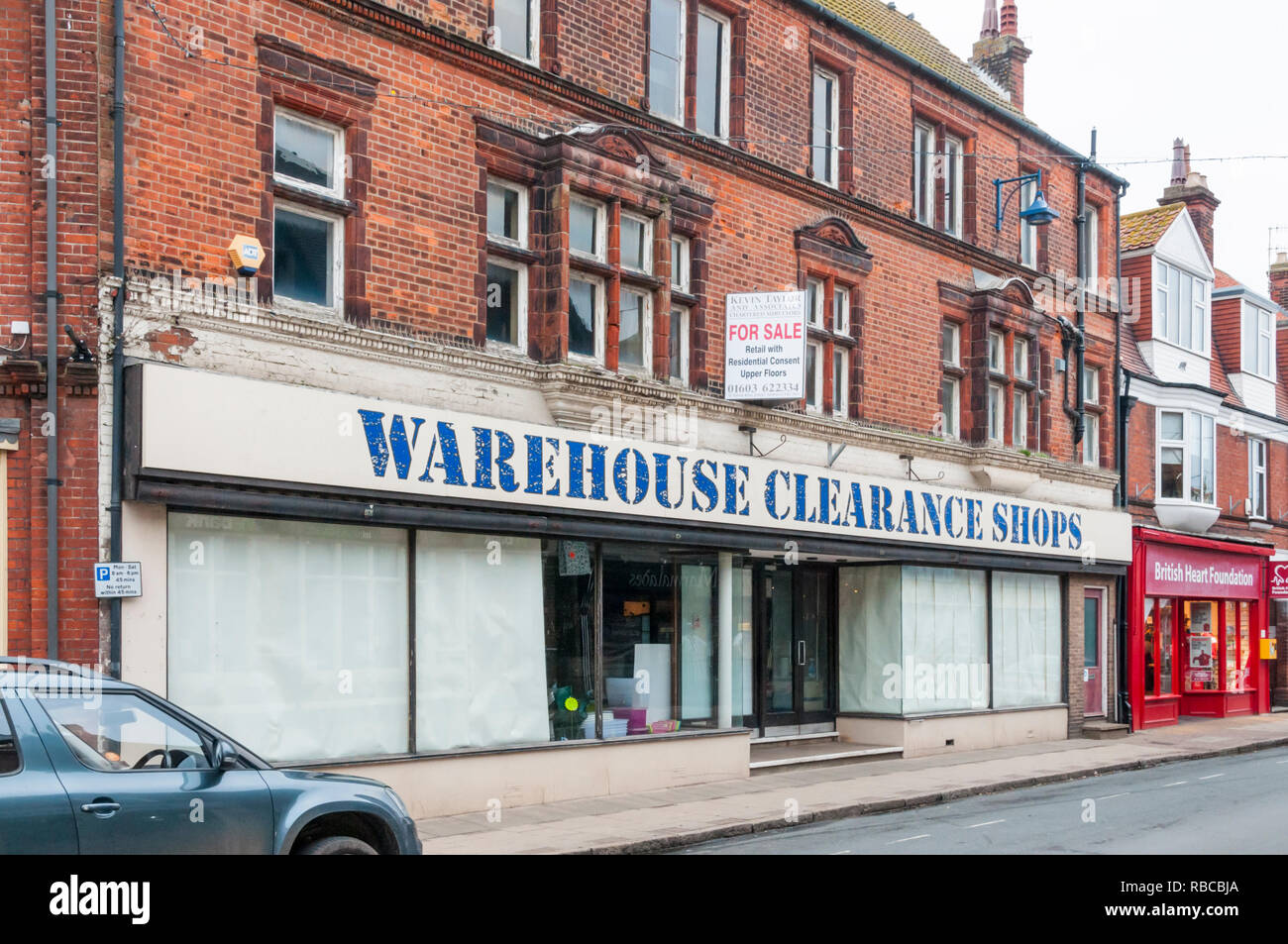 Geschlossene Filiale von Warehouse Clearance Geschäfte zum Verkauf in Sheringham, North Norfolk. Stockfoto