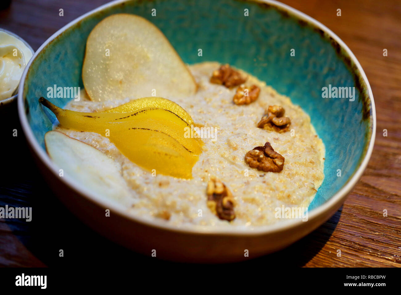 Haferflocken mit Birnen und Walnüssen auf Mandel Milch Stockfoto