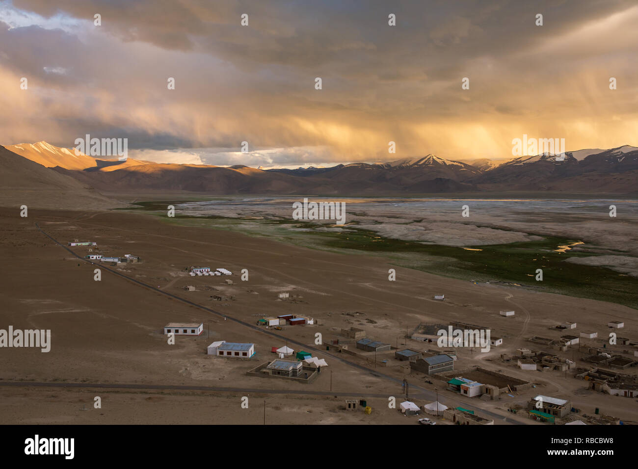 Schöne Aussicht auf den Sonnenuntergang von Thukje Dorf in der Nähe der Tso Kar See in Ladakh, Indien Stockfoto