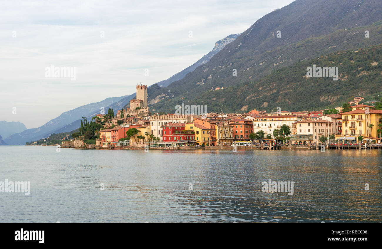 Schön, romantisch, Landschaft mit Malcesine am Gardasee in Italien Stockfoto