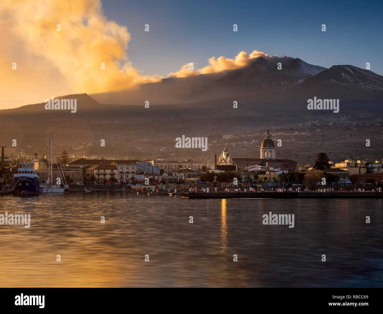 Eine beeindruckende Wolke aus Vulkanasche während der Eruption des Vulkans Mt. Ätna, Dezember 2018, Catania, Sizilien, Italien Stockfoto