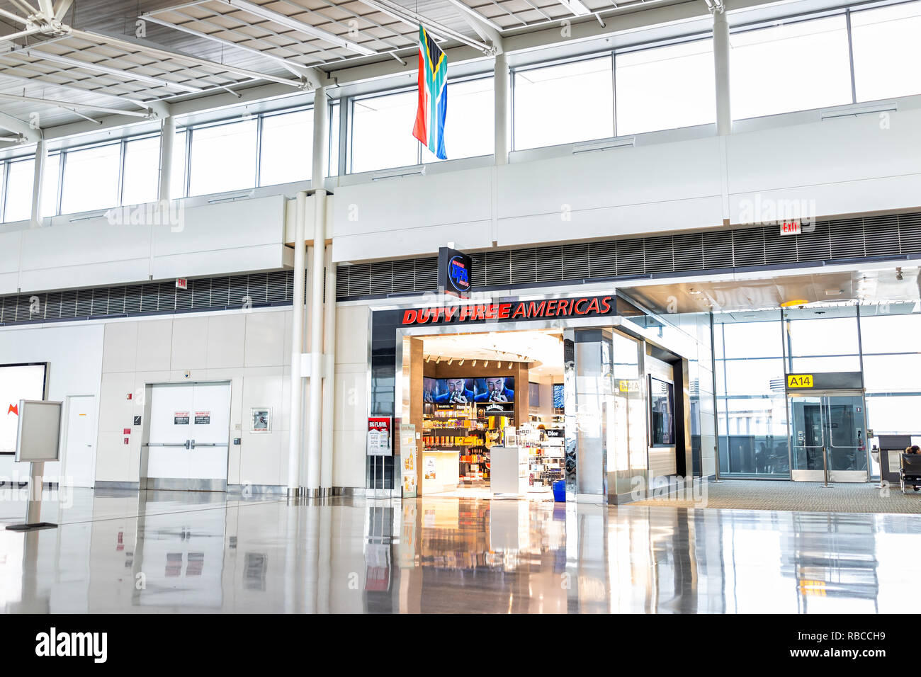 Dulles, USA - 13. Juni, 2018: Duty free Amerika shop, Store mit Menschen, Passagiere mit Gepäck, Gepäck, Taschen am Dulles International Airport Stockfoto