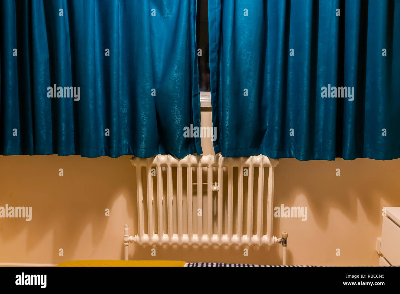 Die dekorativen blauen Vorhang am Abend Nacht, winter Wärmestrahler in  London Schlafzimmer Heim, Haus Apartment mit dunklen Jalousien  Stockfotografie - Alamy