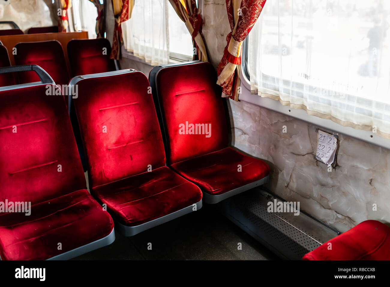 Lemberg, Ukraine innere Fenster innen Architektur von Zug- und Ukrainischen Roten Samt Design mit niemand leere Sitze und alten Vintage sowjetischen Vorhänge Stockfoto