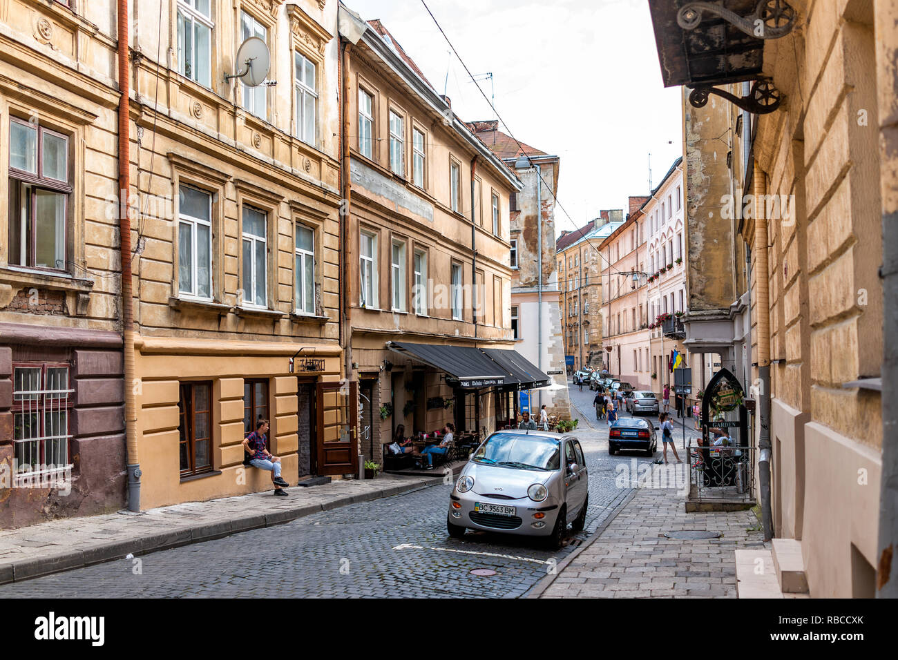 Lemberg, Ukraine - Juli 30, 2018: straßenbild Straße der historischen Ukrainischen polnischen Lvov Stadt bei Tag mit gelben alten Vintage Gebäude in lokalen Residenzappartementhaus Stockfoto