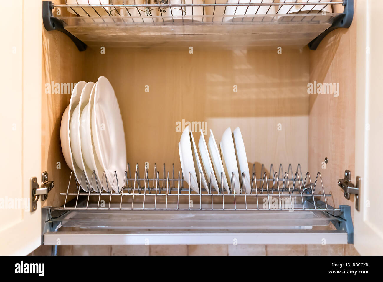 Offenes Licht gelb Küche aus Holz Schranktür Schrank mit vielen weißen und  sauberes Geschirr, Teller und Tassen auf Regalen closeup Stockfotografie -  Alamy