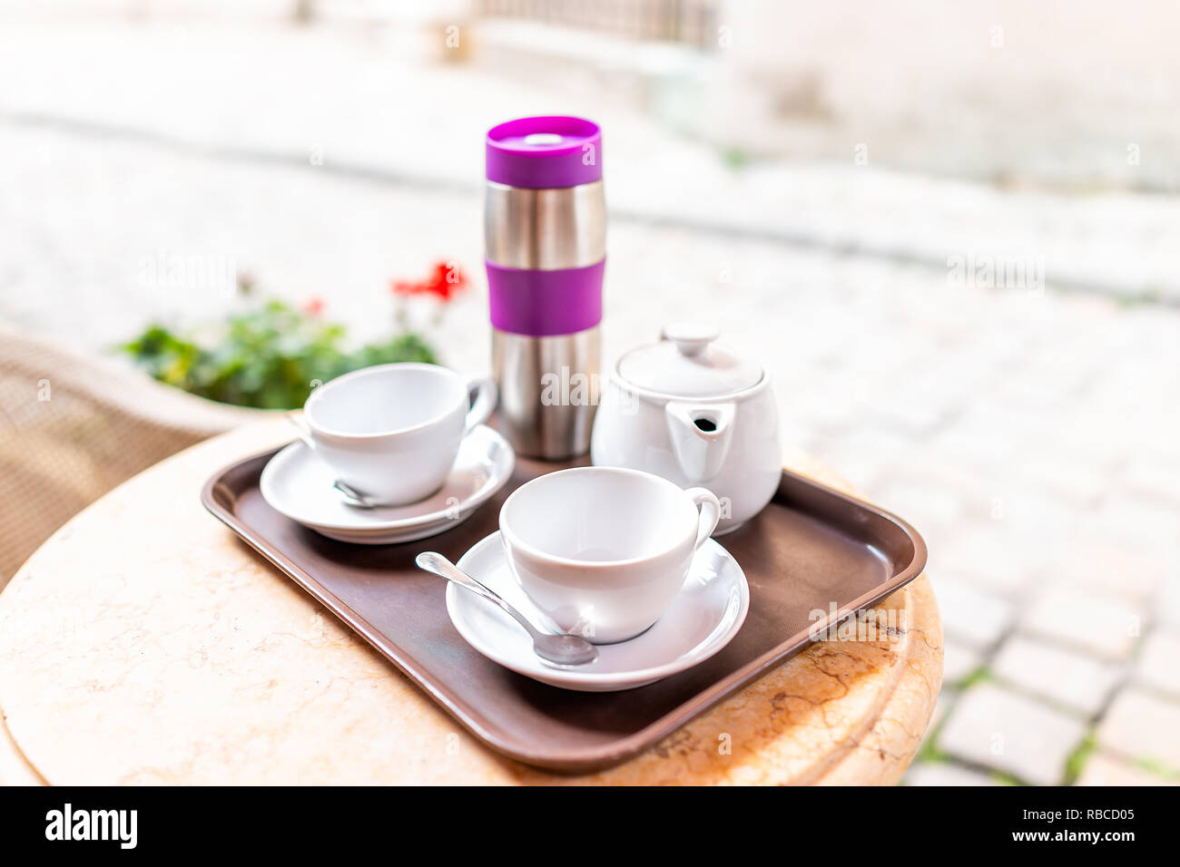 Nahaufnahme von zwei weiße Tassen Kaffee oder Tee beim Frühstück Brunch im Cafe Restaurant außerhalb Tabelle mit sonnigen Tag, Thermoskannen und Teekanne pot Stockfoto