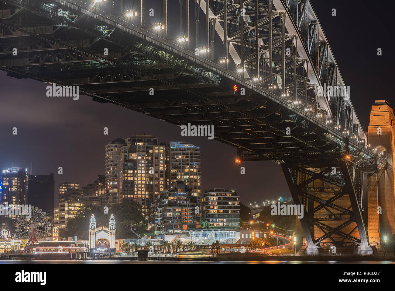 Luna Park und die Harbour Bridge in Sydney, Australien, Nacht der Fotografie mit reflecton auf dem Wasser Stockfoto