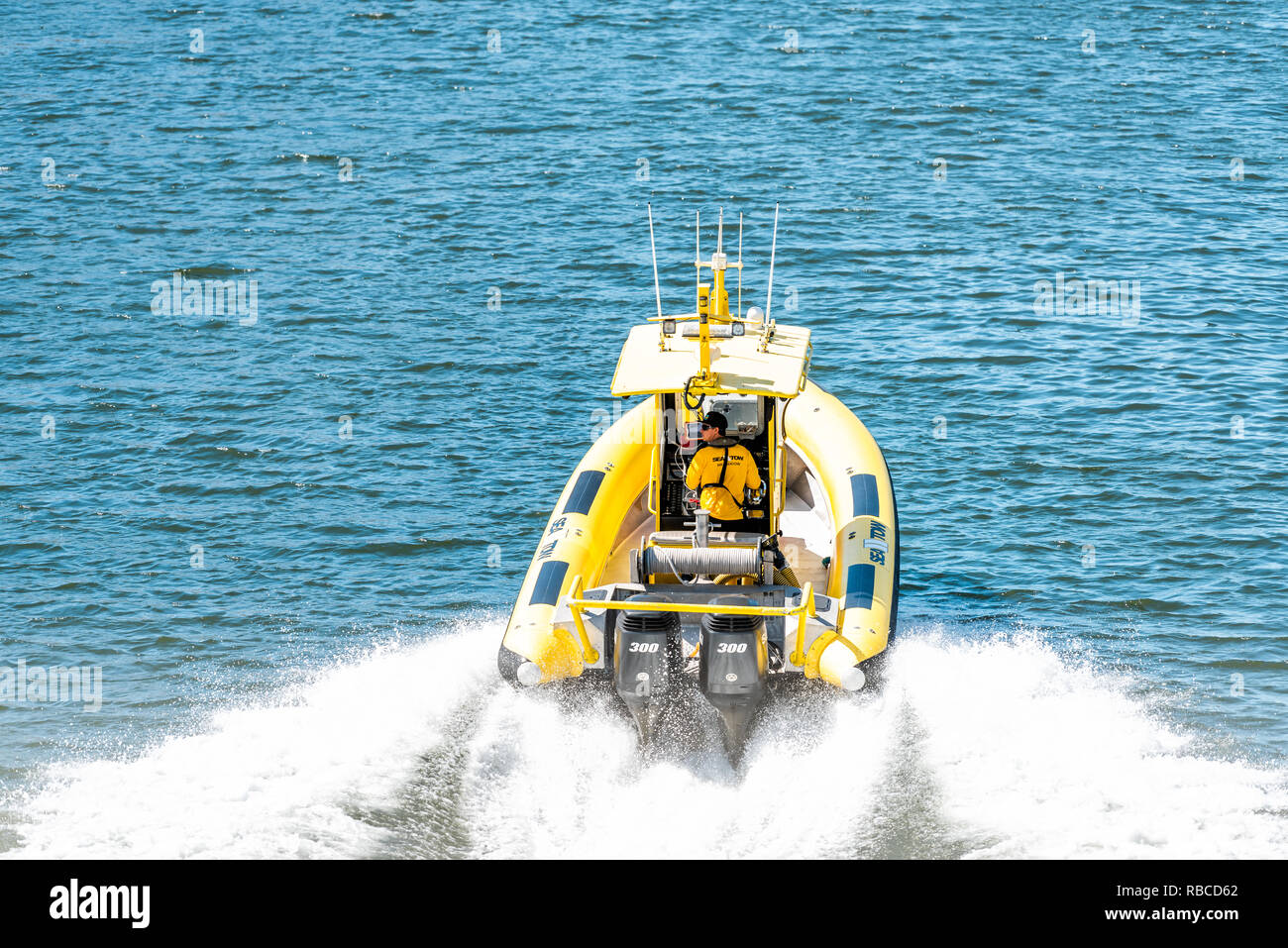 Hollywood, USA - Mai 6, 2018: Miami Florida Beach hohen Winkel Luftaufnahme von Stranahan Fluss und gelbe abschleppen Boot mit Mann, Wellen Stockfoto