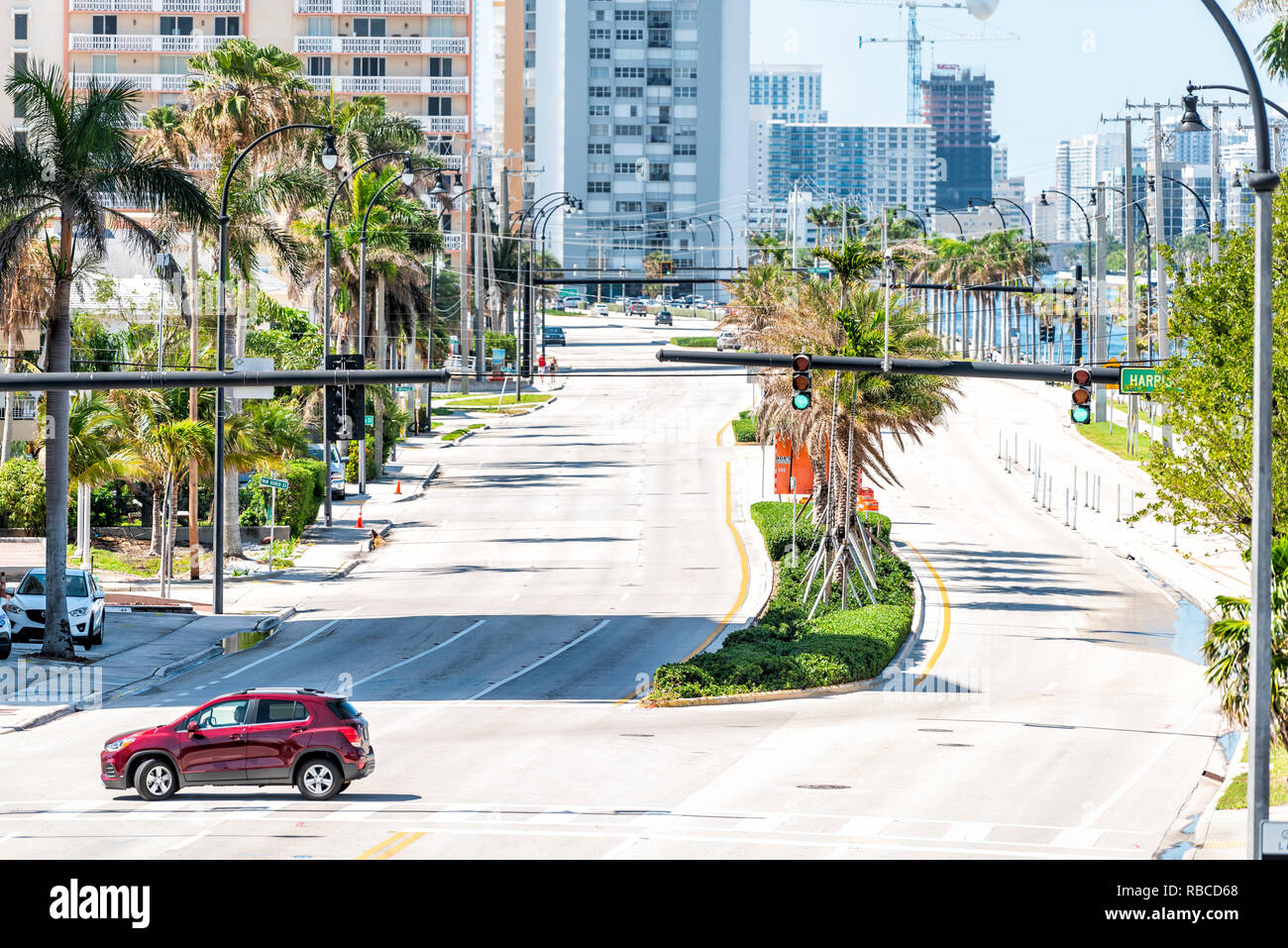 Hollywood, USA - Mai 6, 2018: Florida Miami Beach Broward County mit Resort Gebäuden Stadtbild und Beton Autobahn A1 eine hohe Betrachtungswinkel während der sonnigen Stockfoto