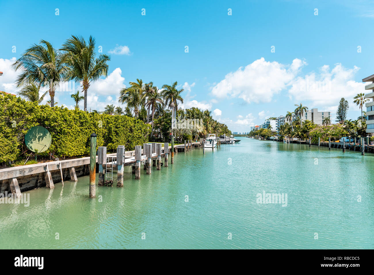 Bal Harbour, USA - Mai 8, 2018: Die Landschaft oder das Stadtbild in Miami Florida mit Green Ocean Biscayne Bay Hintergrund hohe Betrachtungswinkel und Paradise idyllischen Stockfoto