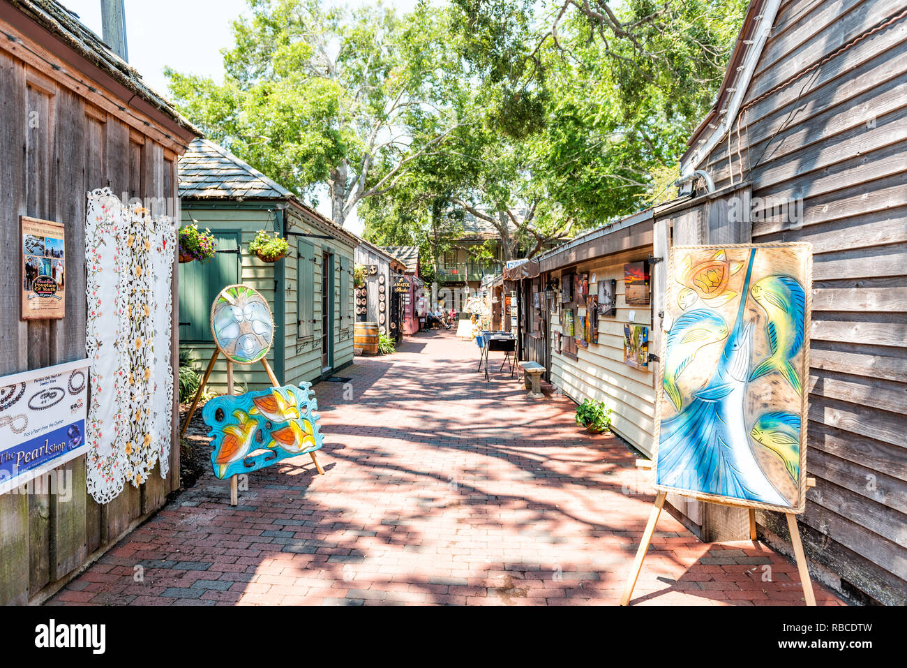 St. Augustine, USA - 10. Mai 2018: St George Street und niemand an einem sonnigen Tag in der Innenstadt Altstadt Florida City in der Kunst Gasse namens Arcade der Beruf Stockfoto St. Augustine, USA - 10. Mai 2018: St George Street und niemand an einem sonnigen Tag in der Innenstadt Altstadt Florida City in der Kunst Gasse namens Arcade der Beruf Stockfoto