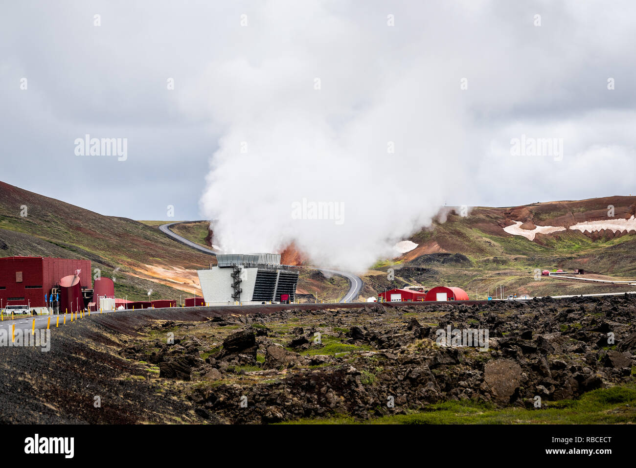 Krafla, Island - 16. Juni 2018: Kroflustod Power Station in der Nähe von Vulkan und See Myvatn mit Erdwärme mit Straße und Rohre Stockfoto