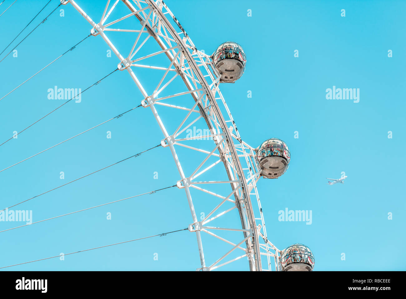 London, Großbritannien - 25 Juni, 2018: Nahaufnahme Blick auf London Eye auf Sommer Tag mit türkisblauen klaren Himmel und Menschen Reiten in Kapseln auf Auskragenden obser Stockfoto