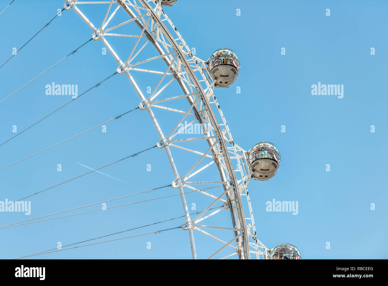 London, Großbritannien - 25 Juni, 2018: Blick auf London Eye auf Sommer Tag mit blauem Himmel und Menschen Reiten in Kapseln auf Freitragenden Riesenrad Stockfoto