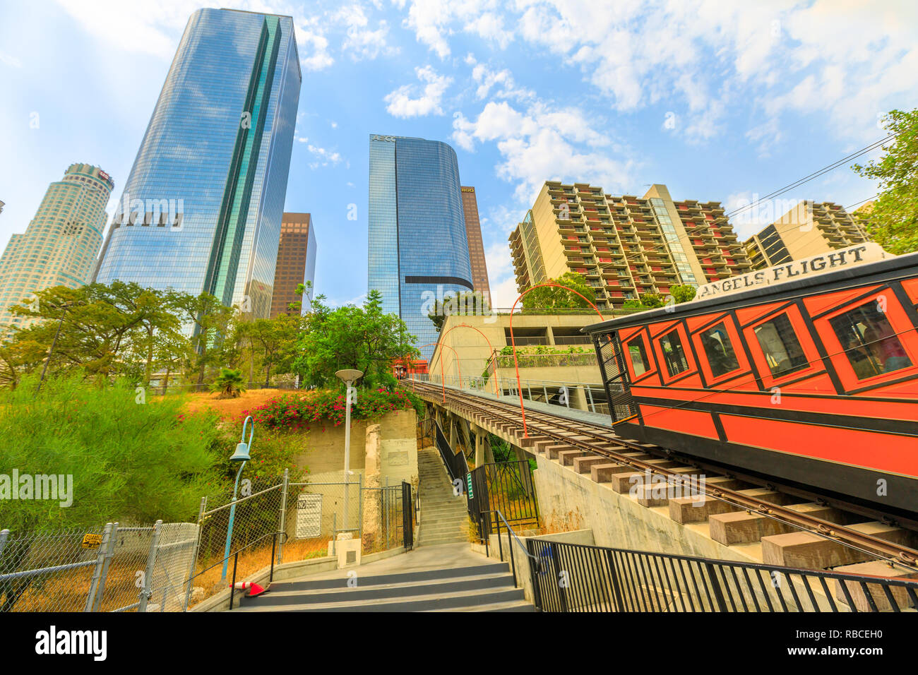 Los Angeles, Kalifornien, Vereinigte Staaten - 9 August, 2018: Engel Flug, Blick vom unteren Ende, ist eine Standseilbahn in der Hill Street, Bunker Hill von LA Downtown. Los Angeles Historic-Cultural Denkmal. Stockfoto