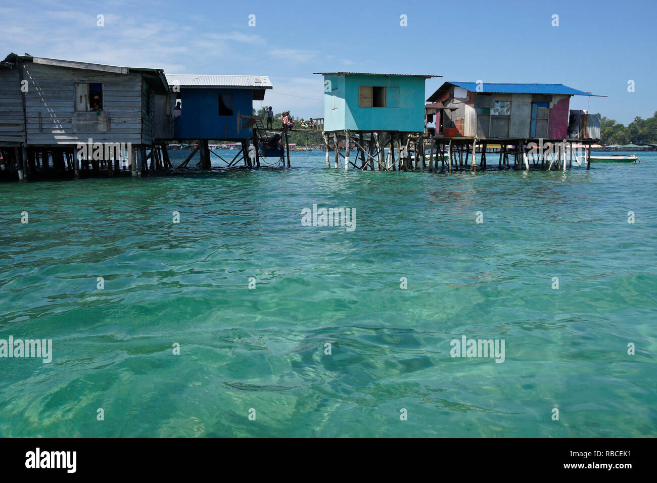 Wohnungen Errichtet auf Stelzen im Südchinesischen Meer in der Nähe von Kota Kinabalu, Sabah (Borneo), Malaysia Stockfoto
