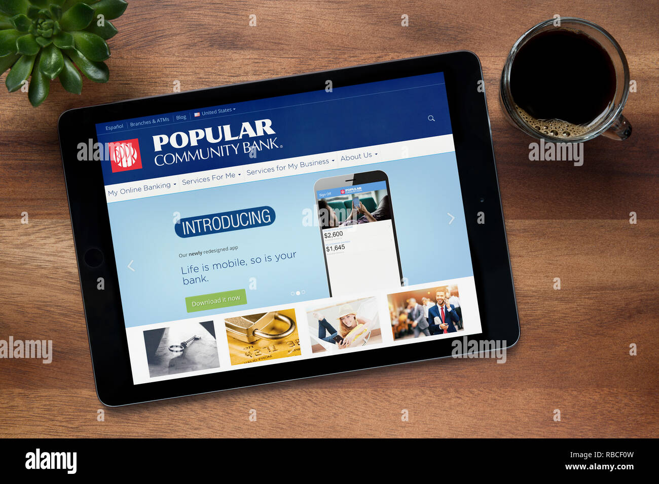Auf der Website der beliebten Community Bank ist auf einem iPad Tablet gesehen, ruht auf einem hölzernen (Redaktionelle Nutzung). Stockfoto