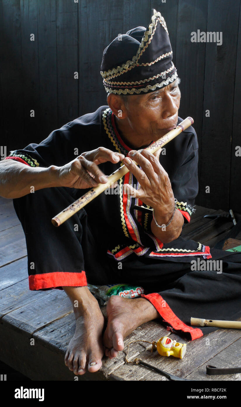 Iban Stammes- Mann spielt Flöte, Sarawak Cultural Village, Kuching, Sarawak (Borneo), Malaysia Stockfoto