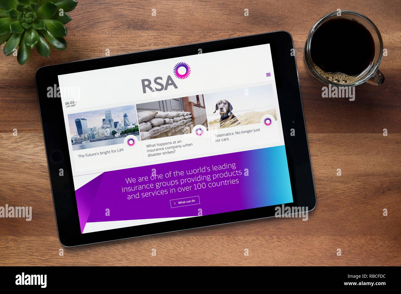 Die Website von RSA (Royal & Sun Alliance) ist auf einem iPad Tablet gesehen, ruht auf einem hölzernen (Redaktionelle Nutzung). Stockfoto