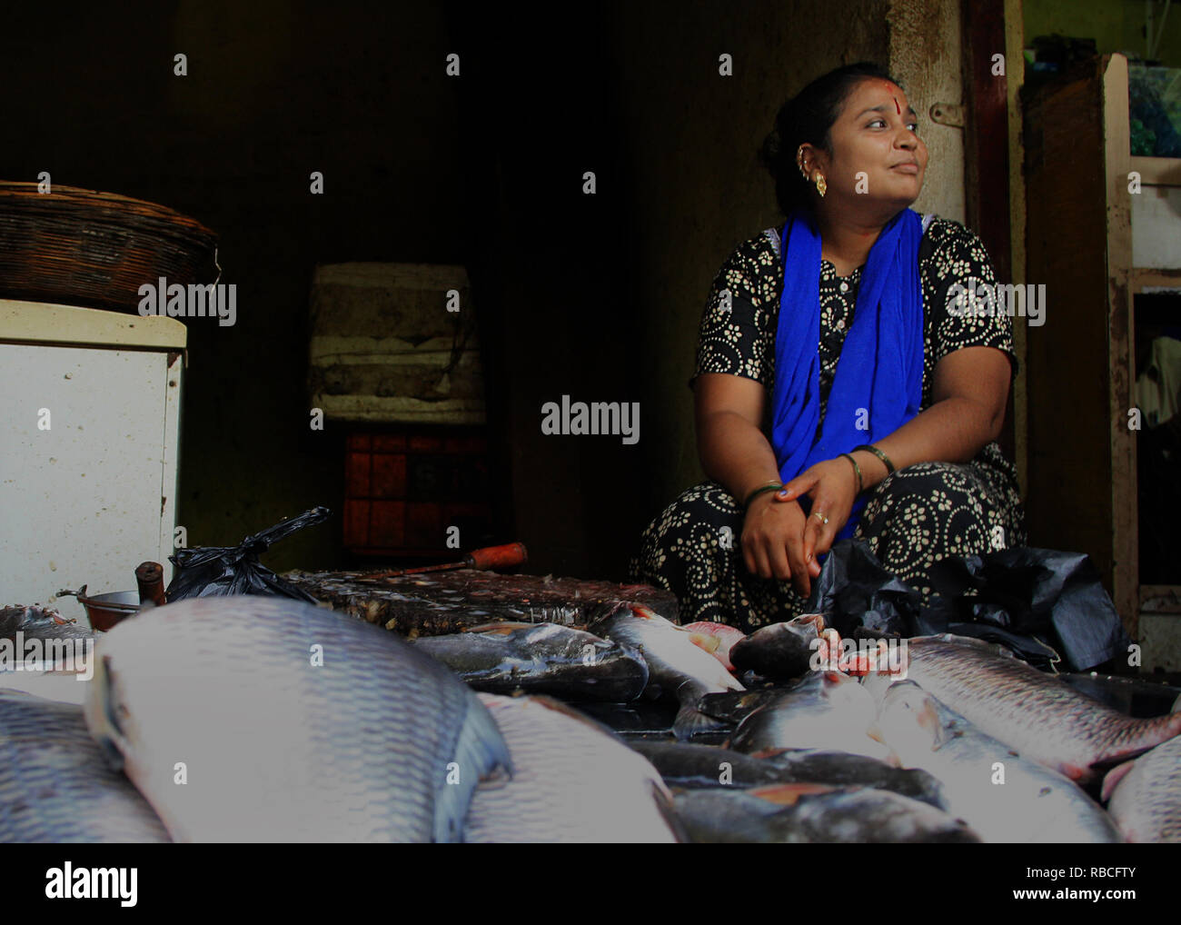 Mumbai, Indien. 23.06.2013. Eine indische Frau verkaufen Fische sitzen warten auf Kunden auf einem Markt in Mumbai. Stockfoto