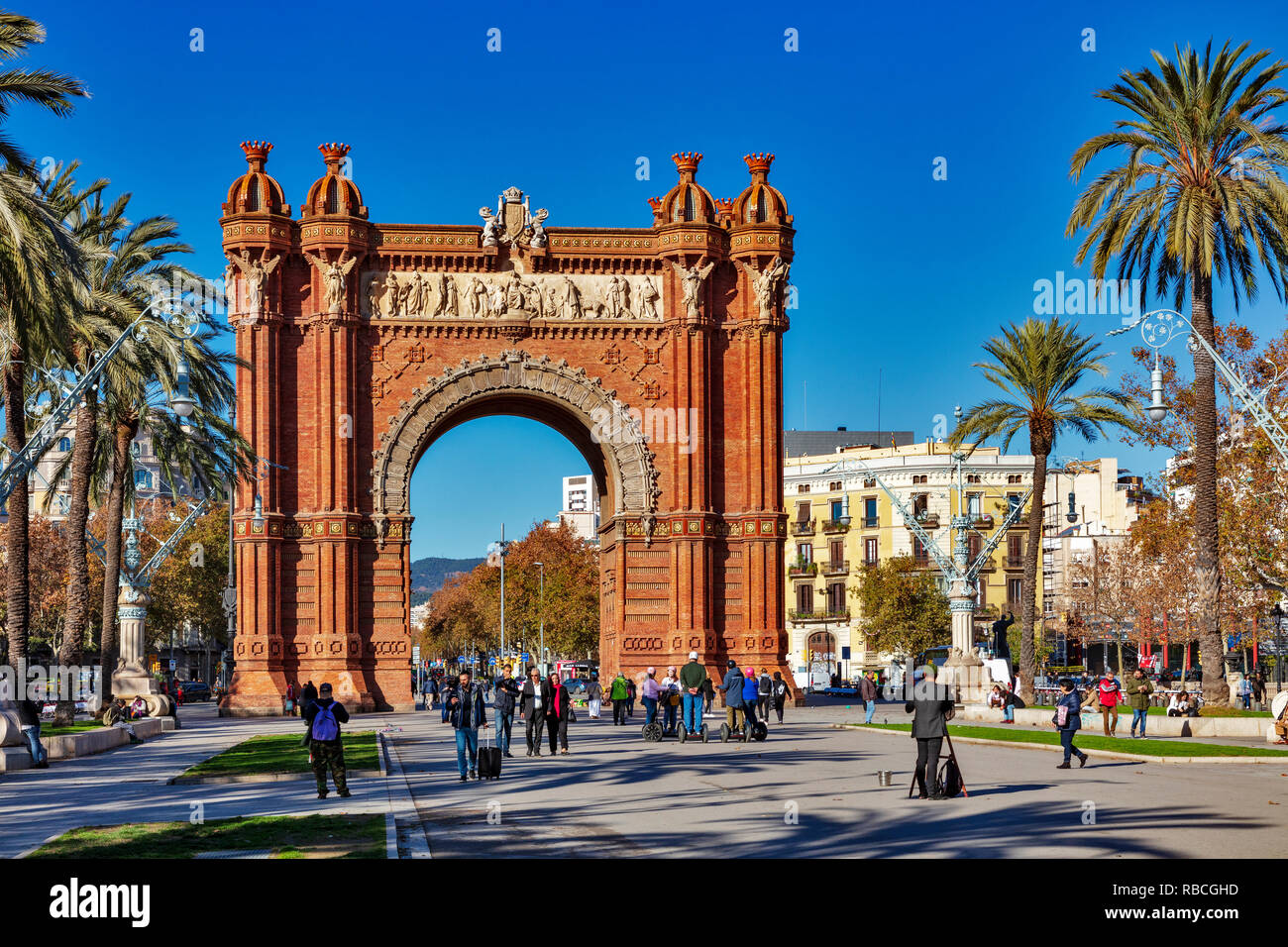 Menschen vor dem Triumphbogens, "Arc de Triomf", Passeig de Lluís Companys, Barcelona, Katalonien, Spanien Stockfoto