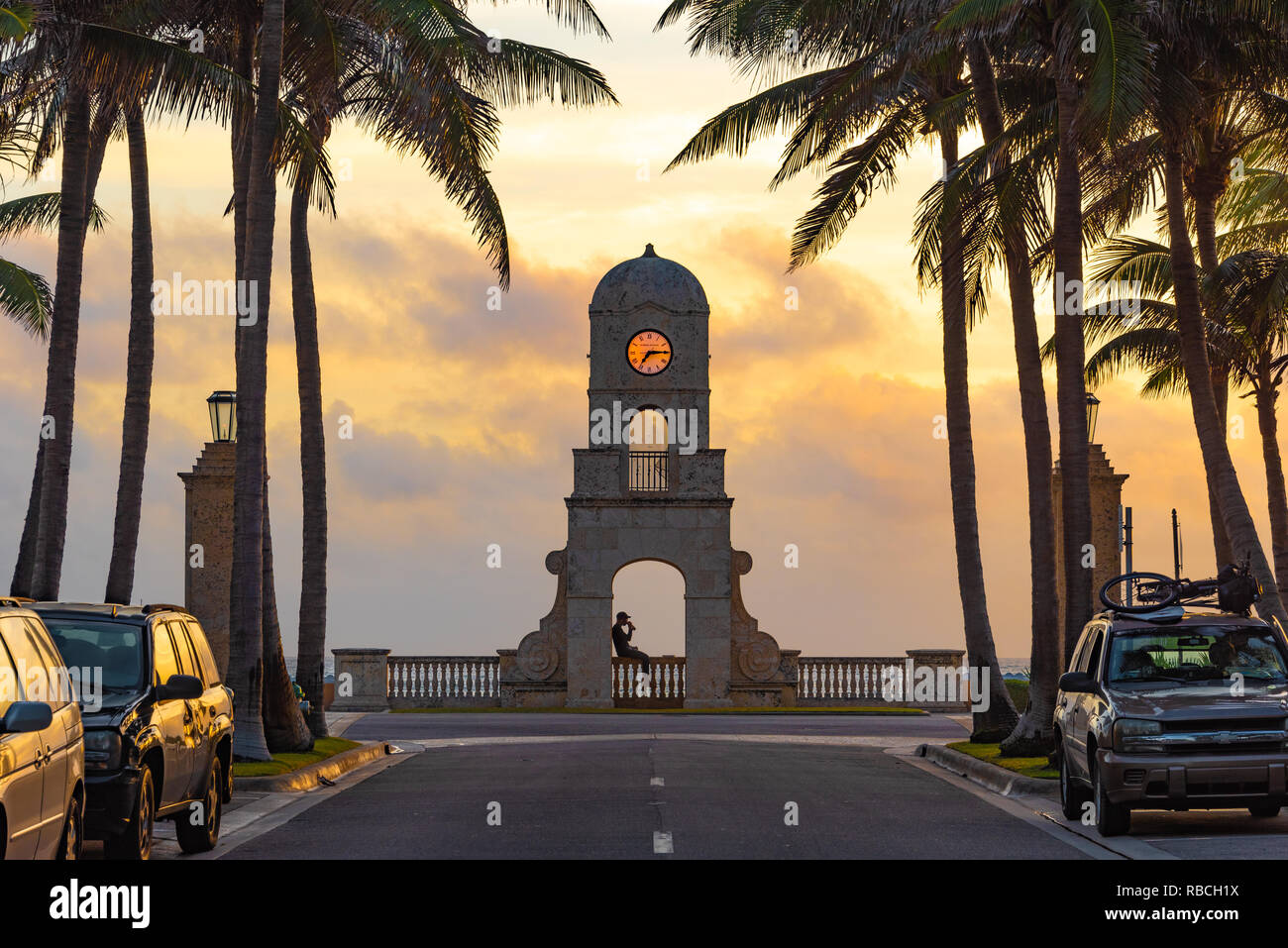 Beachfront Clock Tower bei Sonnenaufgang auf der South Ocean Boulevard an der Worth Avenue in Palm Beach, Florida, USA. Stockfoto