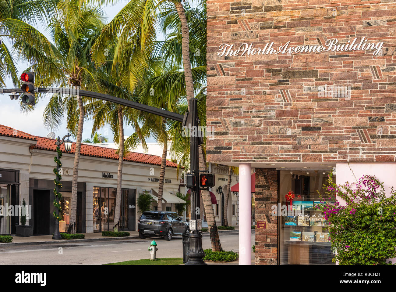 Die luxuriösen Einkaufsmöglichkeiten entlang der Worth Avenue in Palm Beach, Florida. (USA) Stockfoto