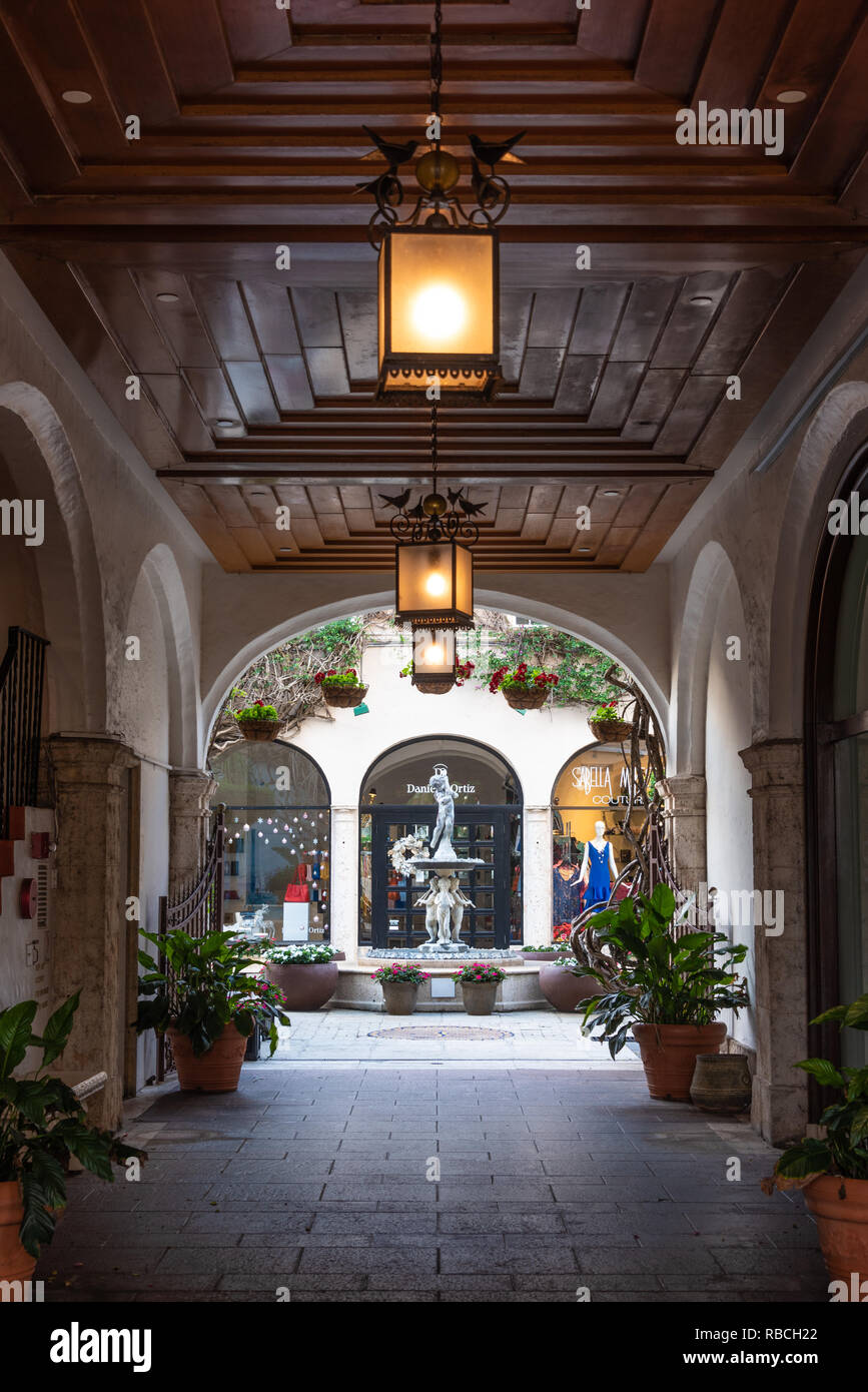 Alkoven in der Via Amore entlang der Worth Avenue, Palm Beach, Florida's weltberühmten Luxus Shopping Viertel. (USA) Stockfoto