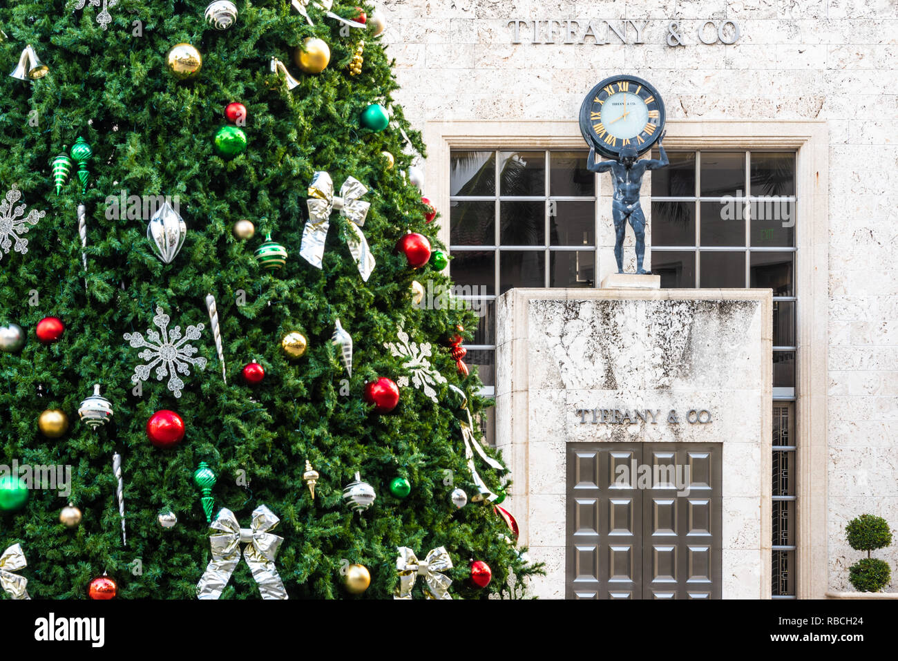 Worth Avenue Weihnachtsbaum bei Tiffany und Co. in Palm Beach, Florida. (USA) Stockfoto