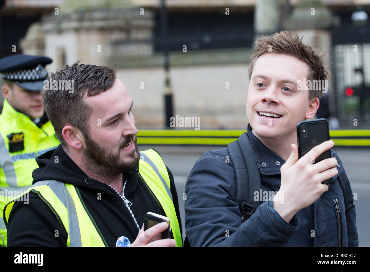 James Goddard folgt Owen Jones außerhalb der Häuser des Parlaments Stockfoto