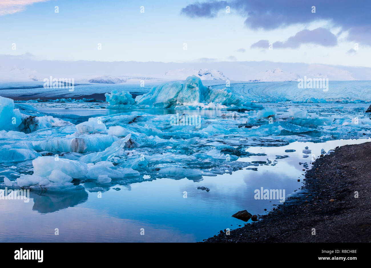 Gletscherlagune Jokulsarlon in Island bei Sonnenuntergang Stockfoto