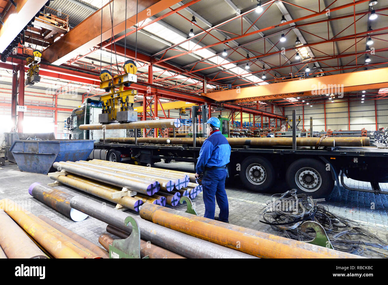 Der Verkauf und die Lagerung von industriellen Gütern und Stahl in einer Halle Stockfoto