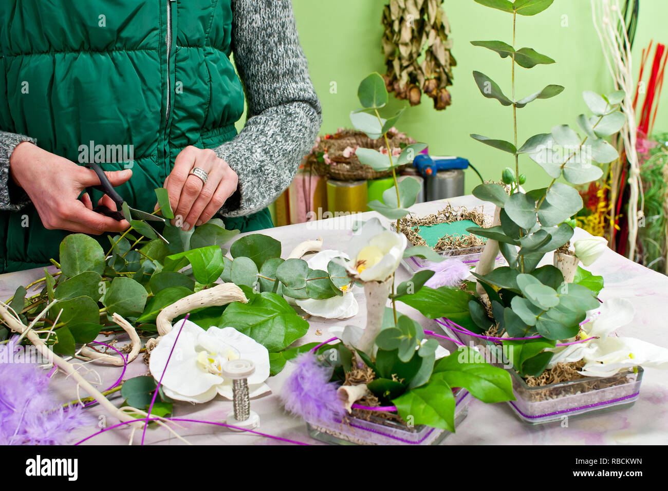 Florist Blumen Dekoration in Ihrem Laden Stockfoto