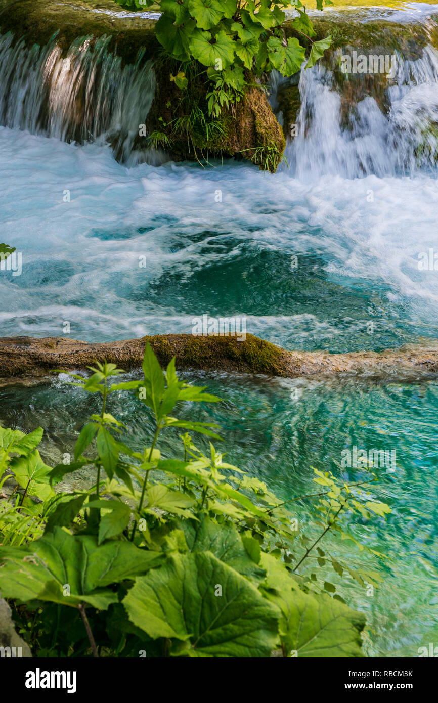 Nationalpark Plitvicer Seen. Lika Plješivica Mountain Range. Der Park fällt in zwei Grafschaften Lika-Senj und Karlovac. Weltkulturerbe der UNESCO Stockfoto