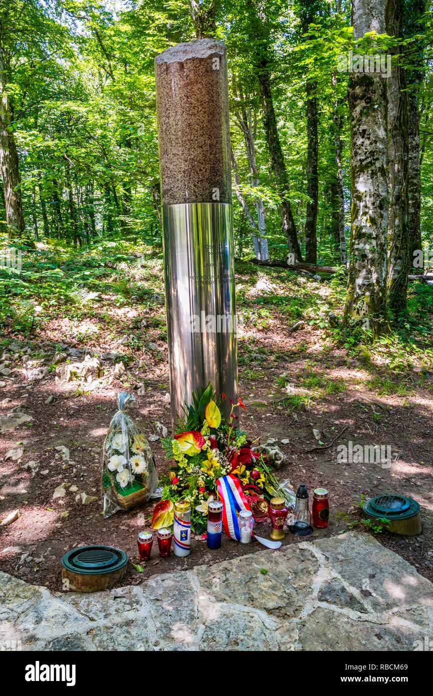 Denkmal für Josip Jovic, Erste Kroatische tot in der Kroatischen Unabhängigkeitskrieg. Nationalpark Plitvice. Lika-Karlovac REgion. Kroatien Stockfoto