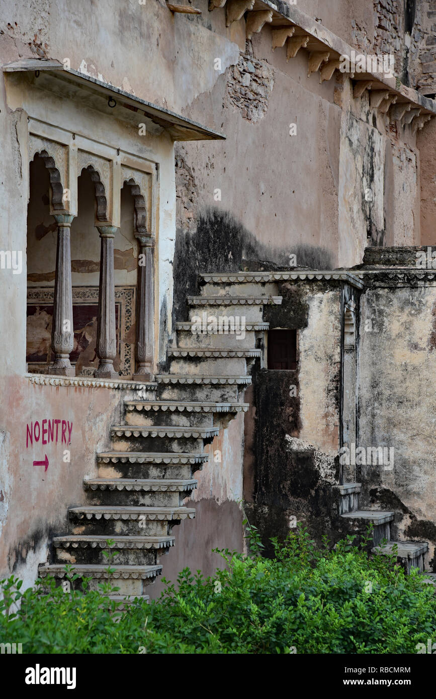 Garten Stein Treppe im Inneren des wunderschönen Garh Palast von Bundi, Rajasthan, Indien, Asien. Stockfoto