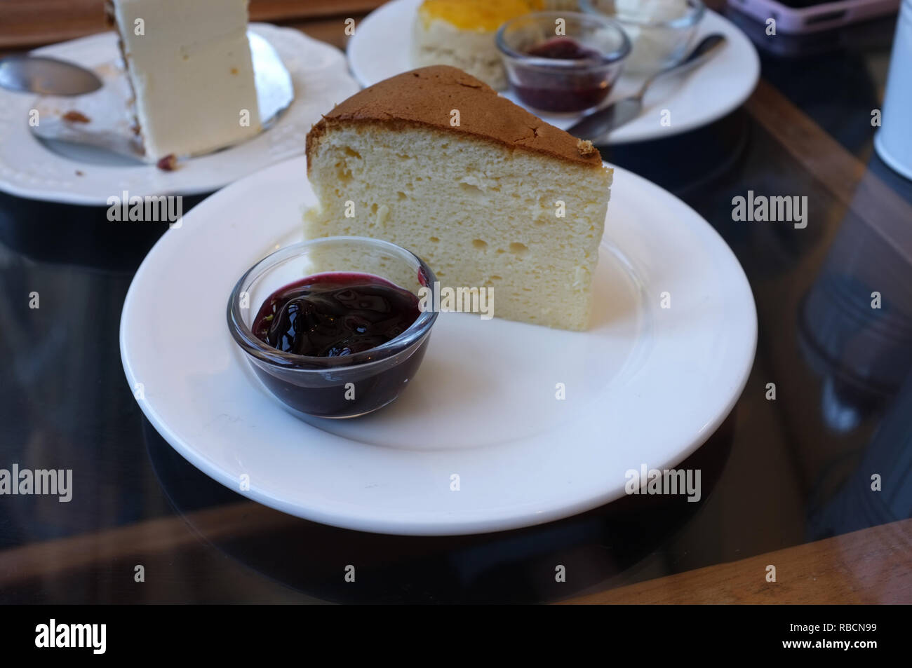 Ein Stück Käsekuchen und Himbeersauce. Stockfoto