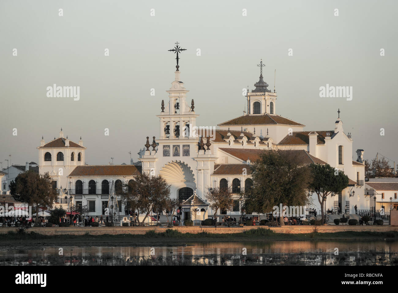 El Rocio Kirche und überfüllten Straßen mit vielen Touristen Stockfoto