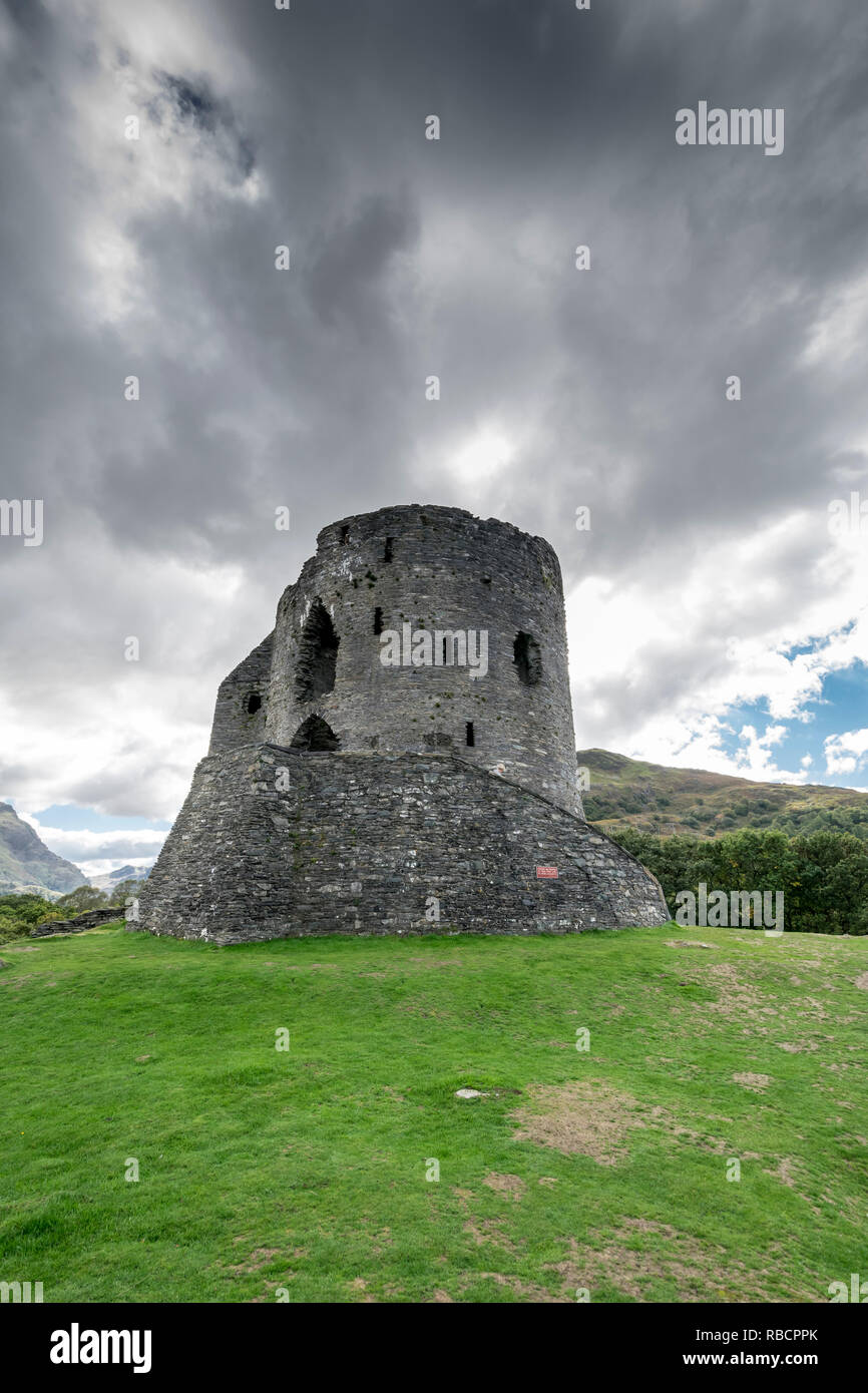 Dolbadarn Burgbefestigung gebaut von der walisischen Fürsten Llywelyn die große während des 13. Jahrhunderts an der Basis von North Wales Llanberis Pass Stockfoto